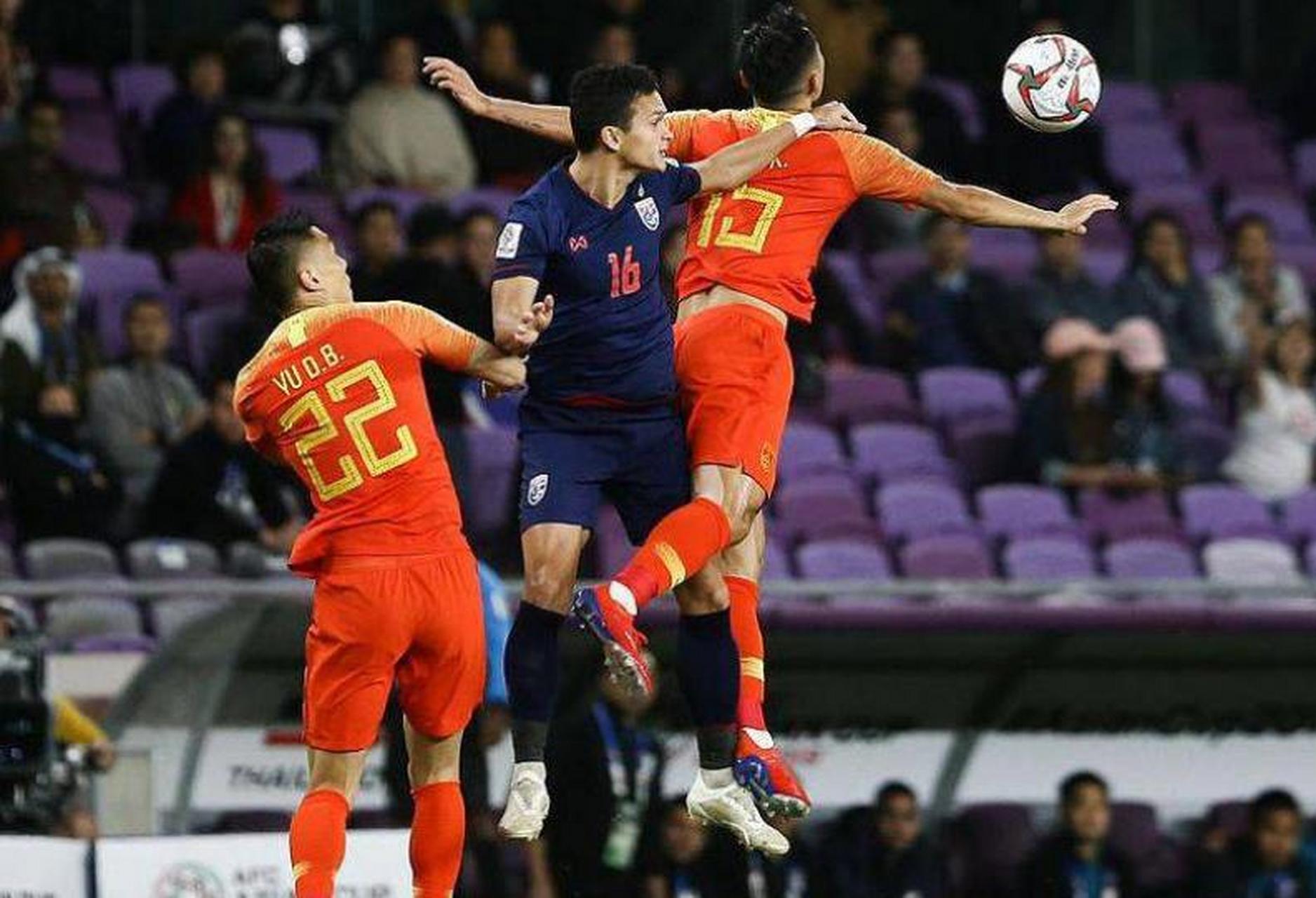 赛场上的实力对比再现，球员表现备受球迷瞩目的简单介绍