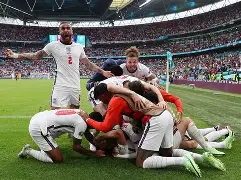 瓦伦赛后庆祝，胜利之余带来希望