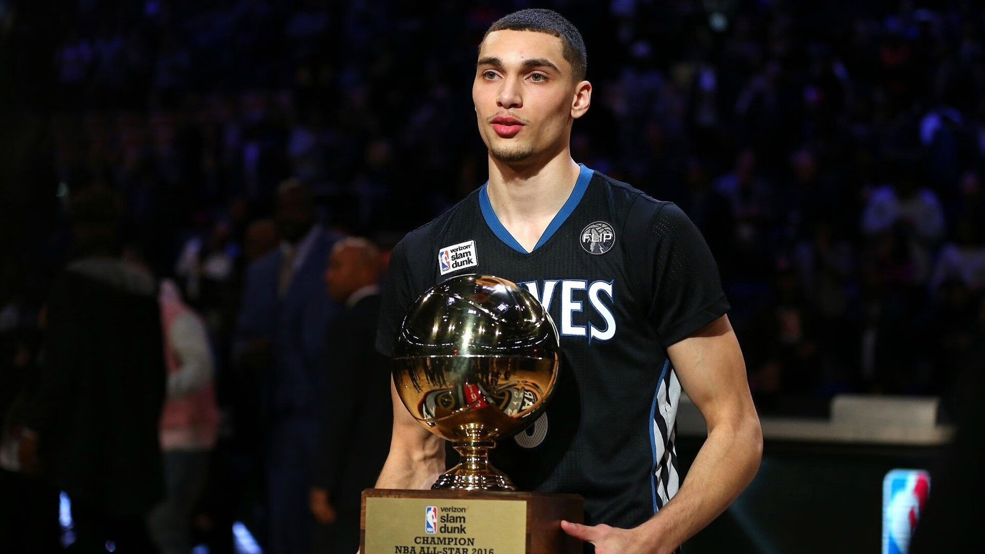 哈登重返赛场，比赛规则变更首场状态出色，雄鹿观众沸腾！引发球迷热议